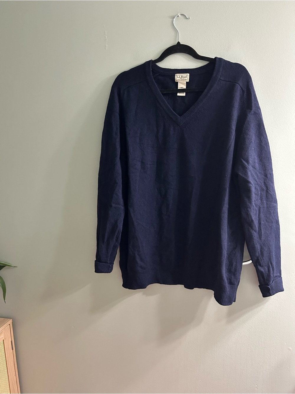 L.l. Bean men’s navy 100% lambswool navy v neck long sleeve sweater